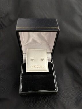 14K white Gold real Diamond Stud Earrings in Presentation Box